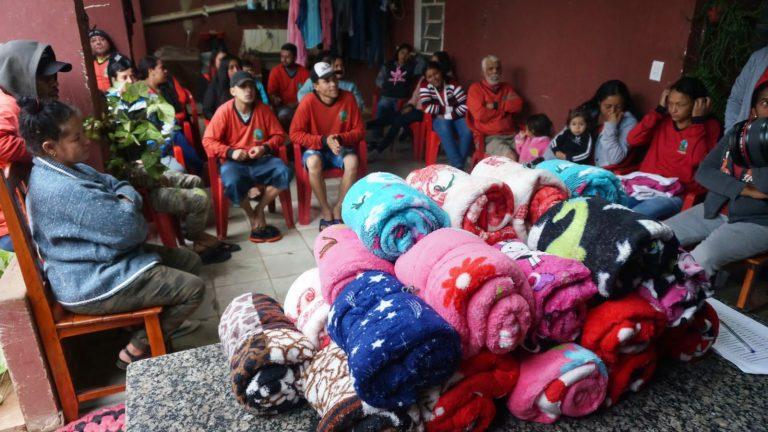 Prefeitura leva mais de 8 mil cobertores para comunidades e intensifica entregas para famílias em situação de vulnerabilidade.