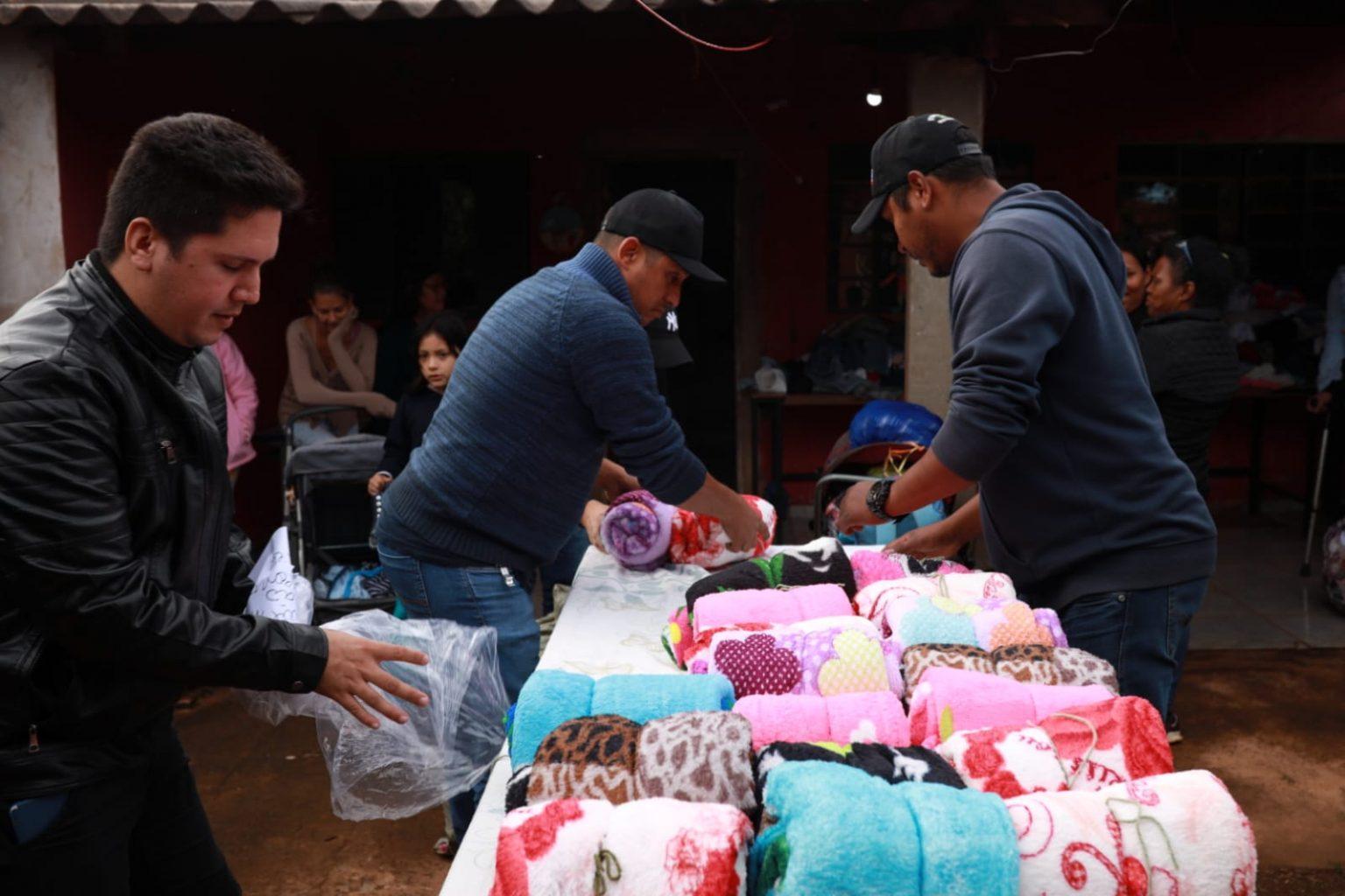 Prefeitura leva mais de 8 mil cobertores para comunidades e intensifica entregas para famílias em situação de vulnerabilidade.