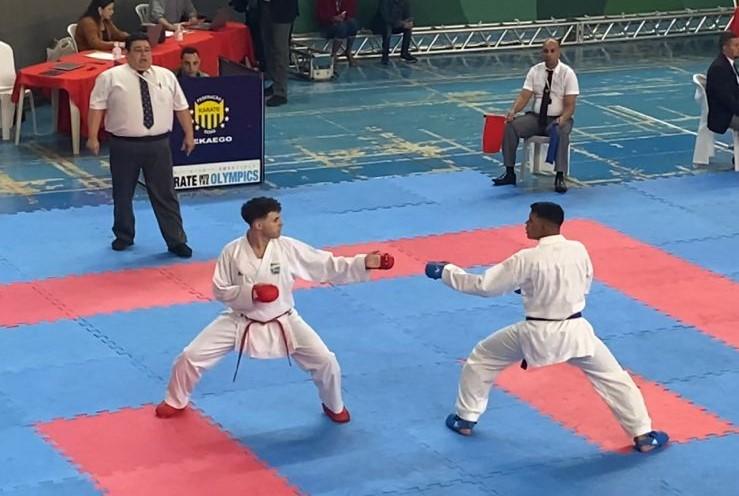 Atletas assistidos pelo auxílio da Prefeitura conquistam ouro e prata em Campeonato Brasileiro de Karatê.