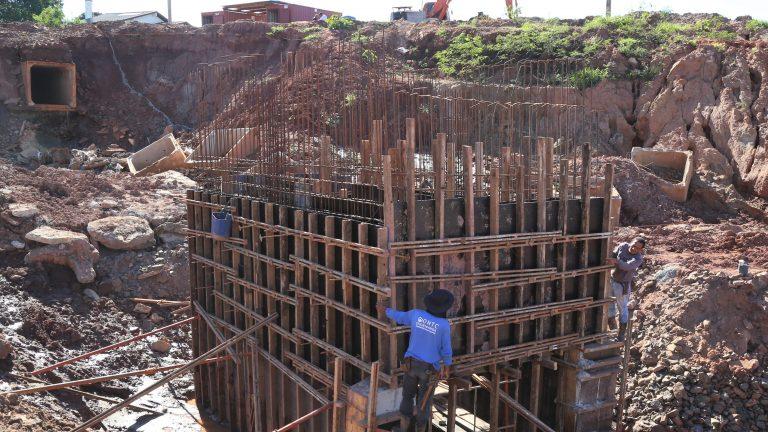 Prefeitura avança na instalação de muros de gabião para revestimento em obras de bacia de amortecimento na Mato Grosso.