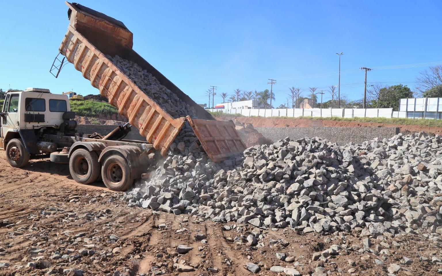 Prefeitura avança na instalação de muros de gabião para revestimento em obras de bacia de amortecimento na Mato Grosso.