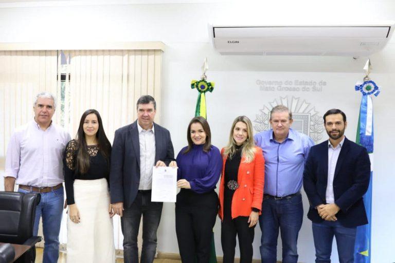 Prefeita Adriane Lopes assina doação de área no Parque das Nações ao Governo do Estado. Prefeita Adriane Lopes assina doação de área no Parque das Nações ao Governo do Estado.