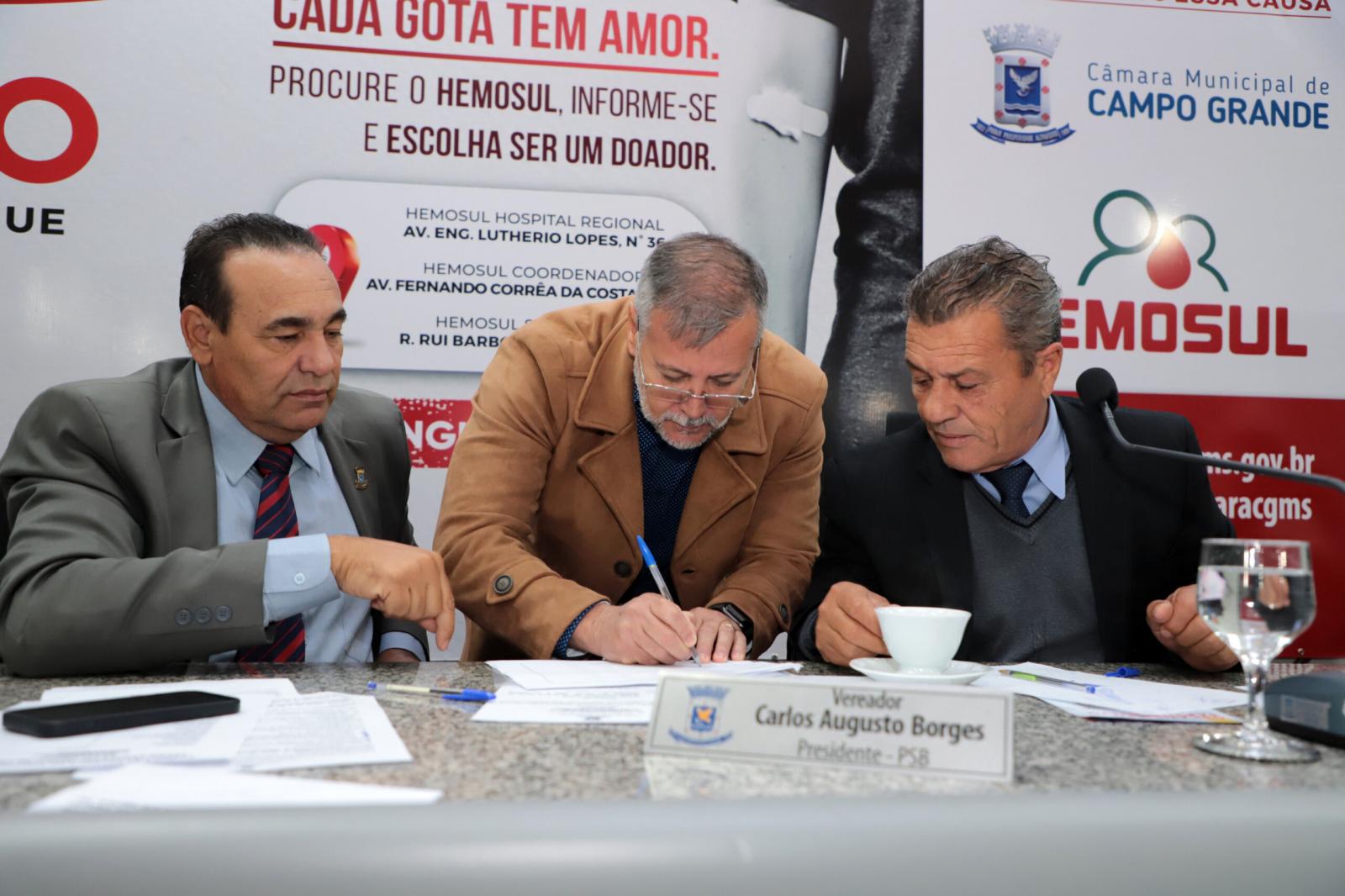 Carlão garante construção, através da Funesp, de pista de caminhada no Conjunto Nova Olinda.