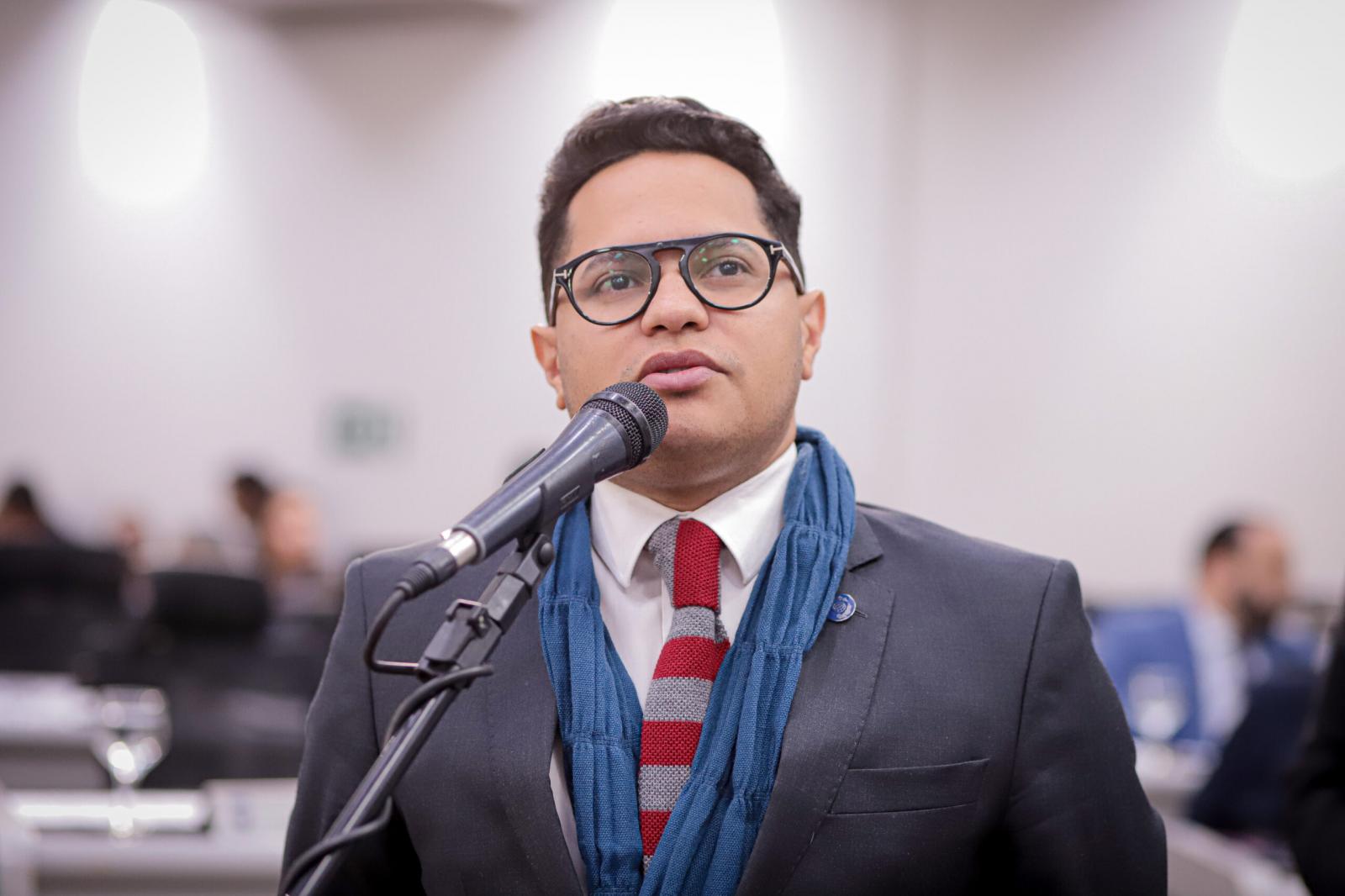 Papy apresenta indicações de limpeza de área pública, troca de lâmpada e tapa-buraco.