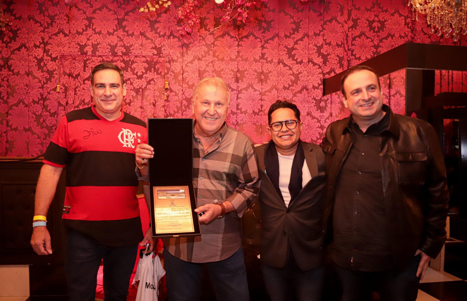 Papy entrega Comenda de Visitante Ilustre de Campo Grande ao jogador Zico.