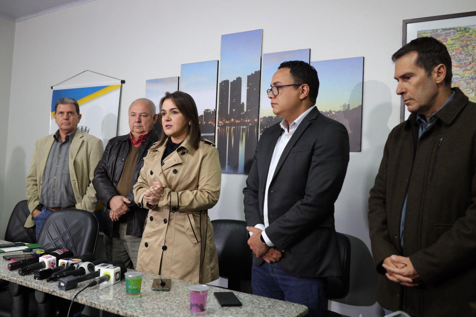  Prefeita Adriane Lopes anuncia maior entrega de ônibus dos últimos dez anos .