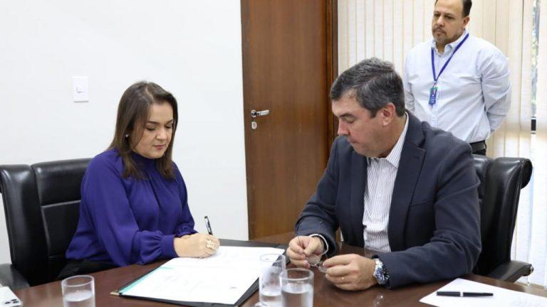 Prefeita Adriane Lopes assina doação de área no Parque das Nações ao Governo do Estado.