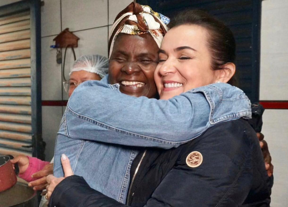 Prefeita Adriane Lopes entrega quase 600 cobertores a comunidades carentes da Capital.