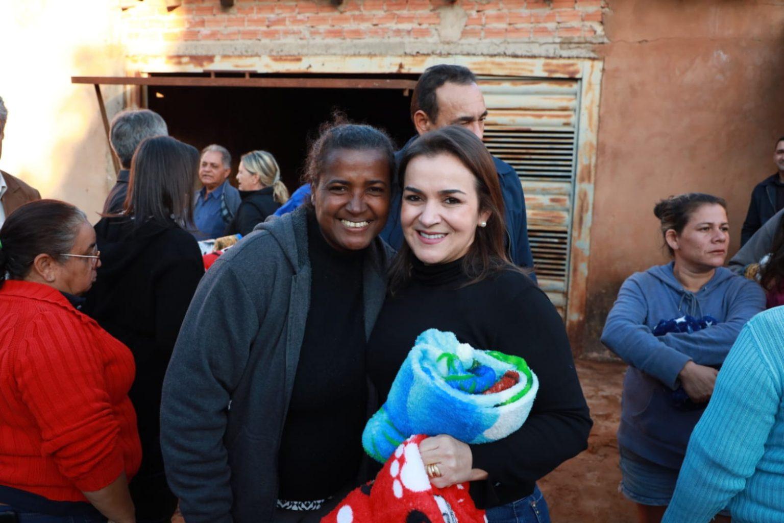 Prefeita Adriane Lopes leva mais de 8 mil cobertores para comunidades e intensifica entregas para famílias em situação de vulnerabilidade.