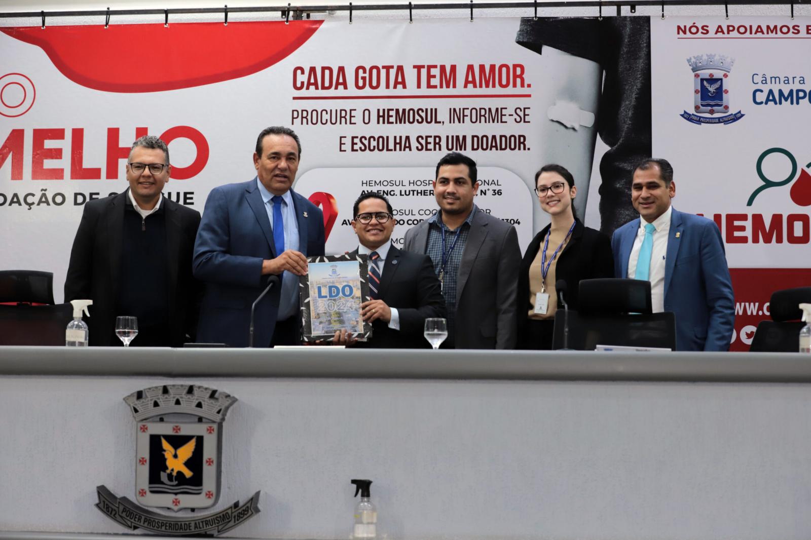 Relatório da Lei de Diretrizes Orçamentárias é entregue à Mesa Diretora com 79 emendas dos vereadores.