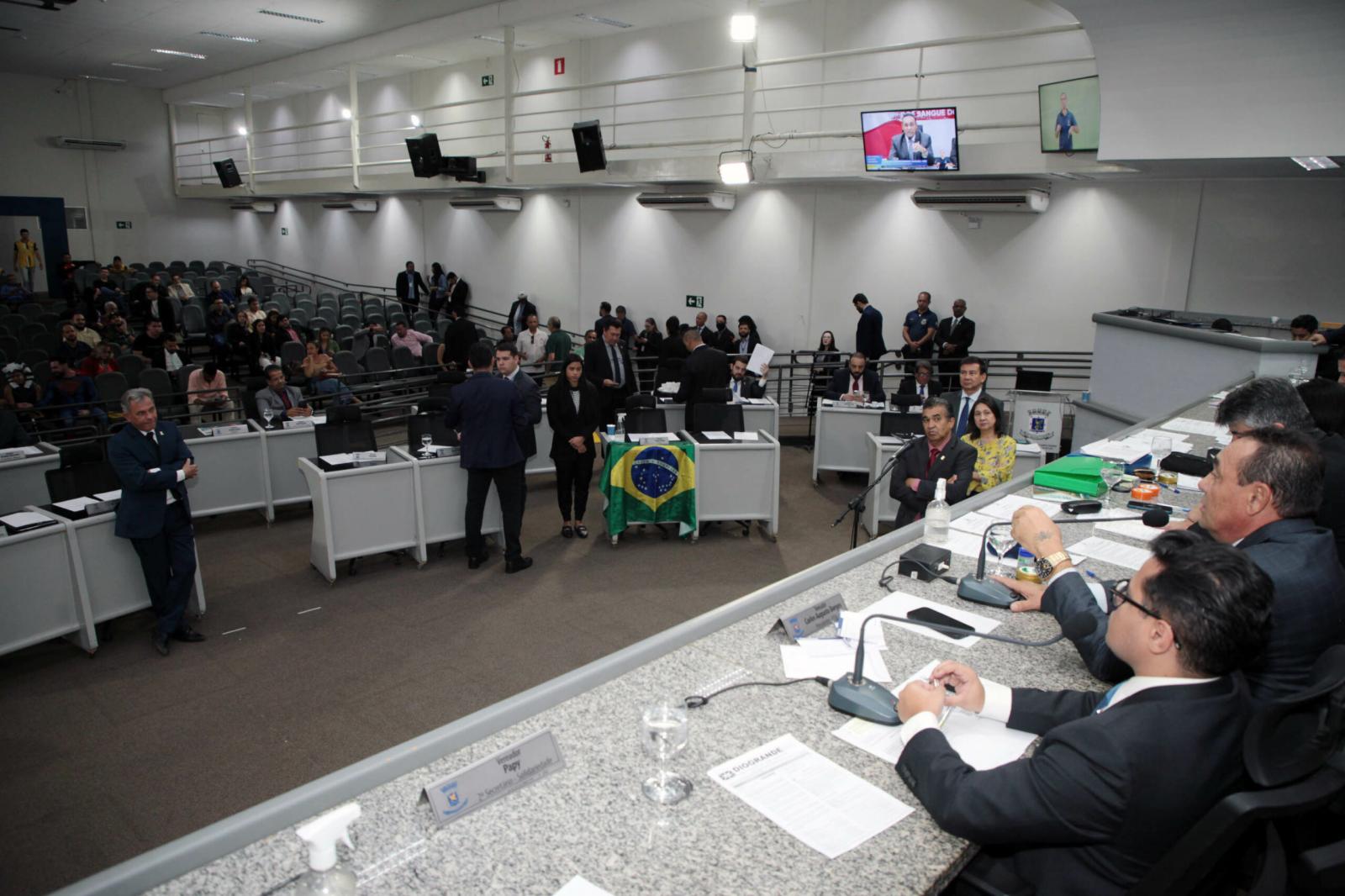 Vereadores e prefeitura garantem prazo para famílias recadastrarem jazigos em cemitérios públicos.