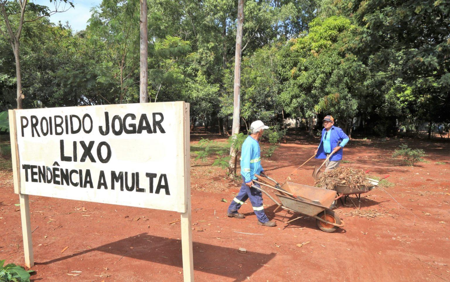 Prefeitura intensifica serviços de limpeza e manutenção em toda cidade.