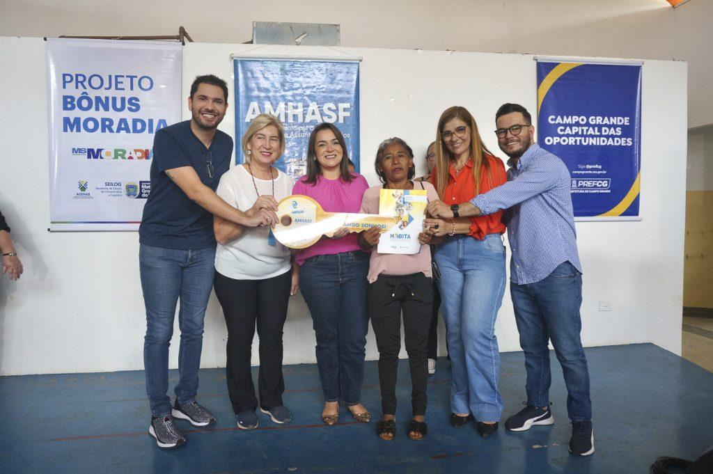 DIA HISTÓRICO: PREFEITURA DE CAMPO GRANDE CONCLUI REASSENTAMENTO DAS FAMÍLIAS DA EX-COMUNIDADE CIDADE DE DEUS.