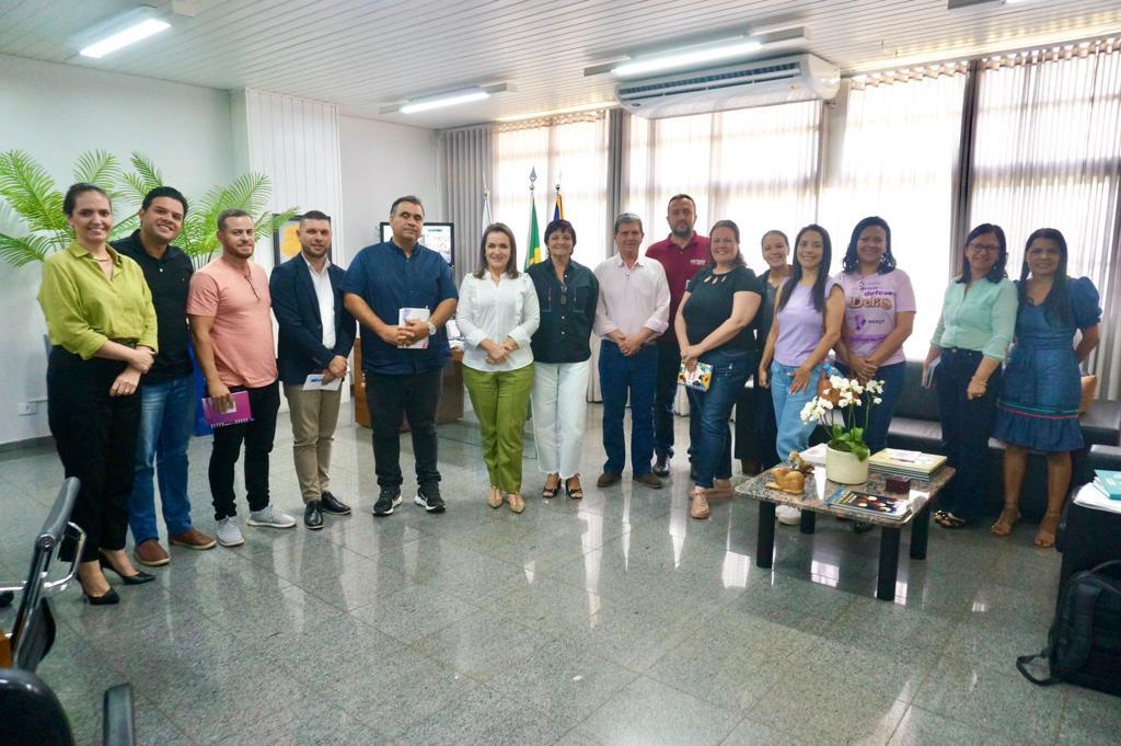 Prefeita Adriane Lopes recebe comissão da ACP e discute demandas da educação/professores da Capital.