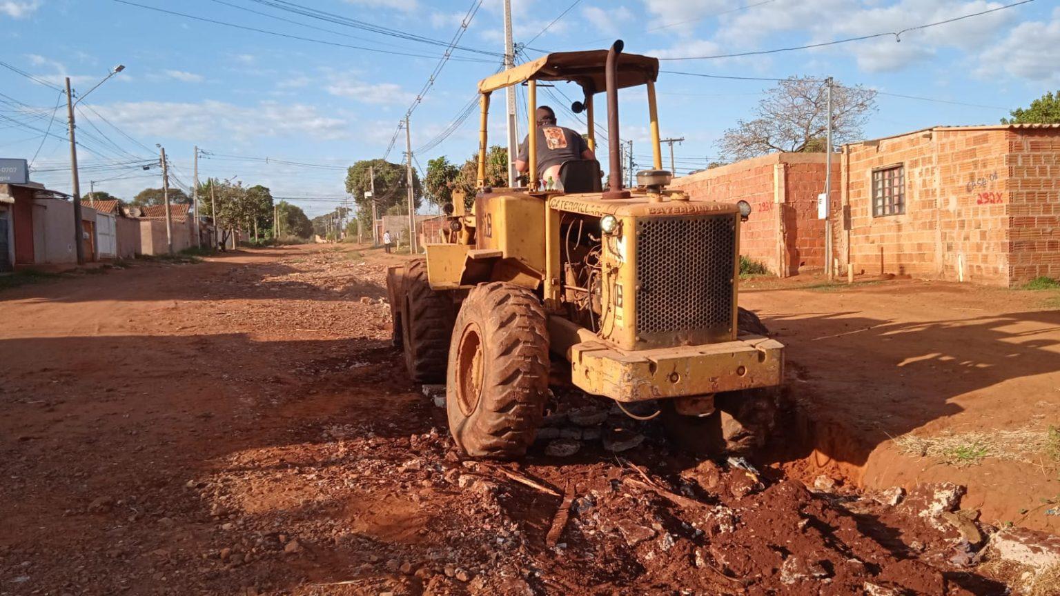 Prefeitura recupera vias não pavimentadas nas regiões do Lagoa, Prosa e Anhanduizinho.