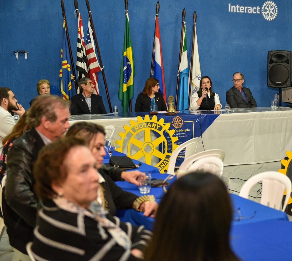 Prefeita Adriane Lopes recebe convite do Rotary Club e apresenta potencial econômico da Capital.