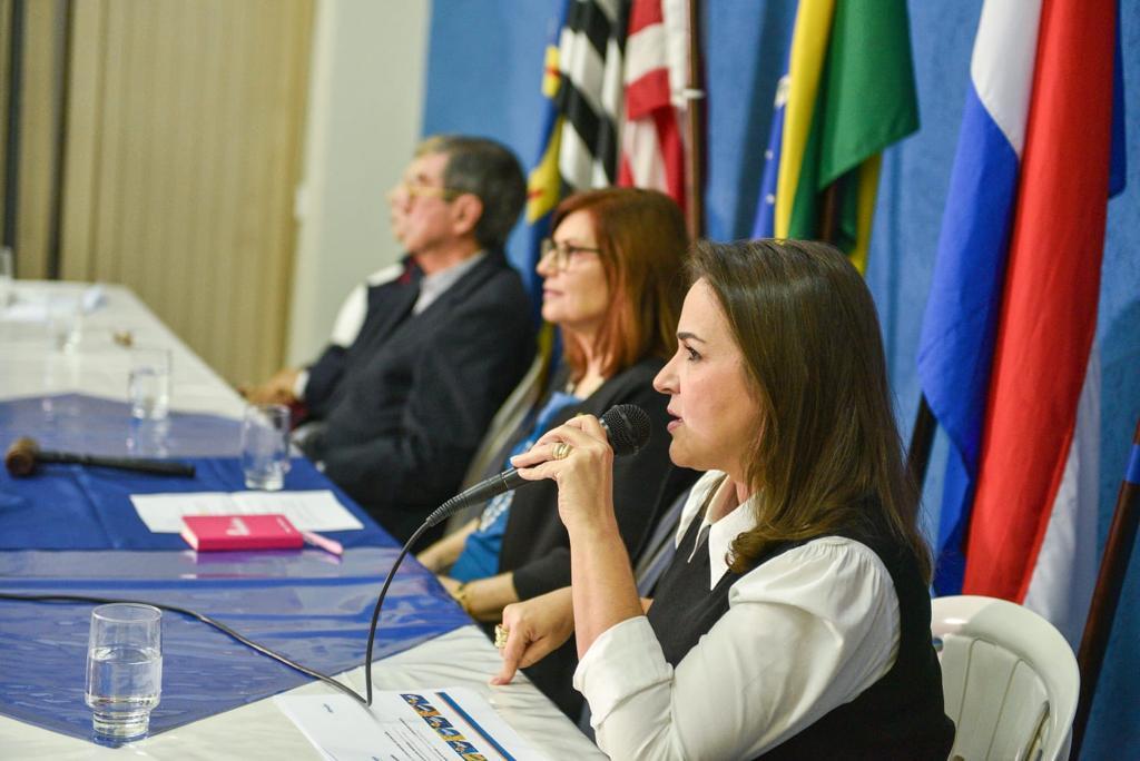 Prefeita Adriane Lopes recebe convite do Rotary Club e apresenta potencial econômico da Capital.