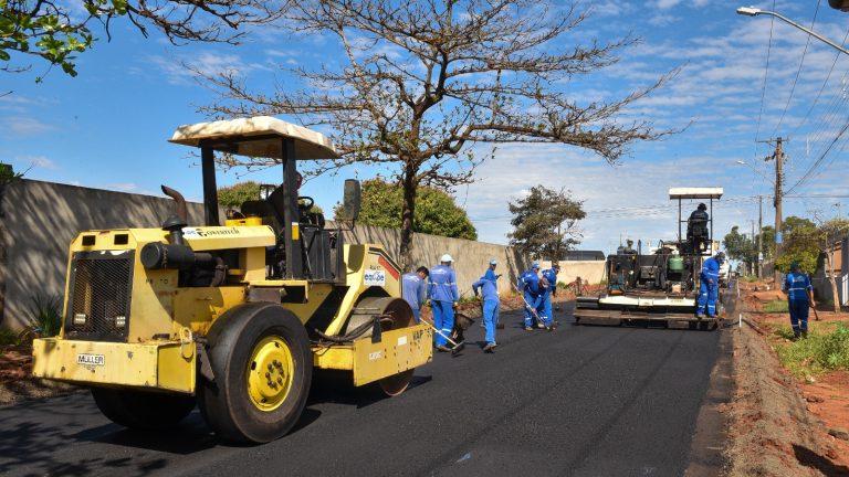 Equipes executam serviços de terraplanagem na pavimentação do Nova Lima. Equipes executam serviços de terraplanagem na pavimentação do Nova Lima.