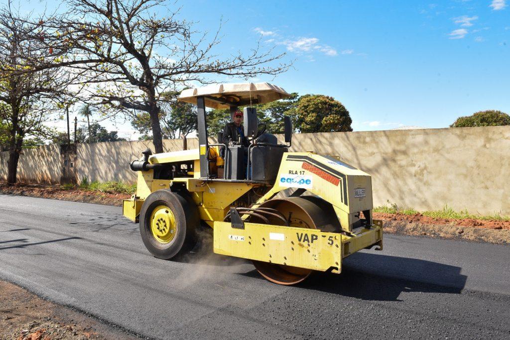 Equipes executam serviços de terraplanagem na pavimentação do Nova Lima. Equipes executam serviços de terraplanagem na pavimentação do Nova Lima.