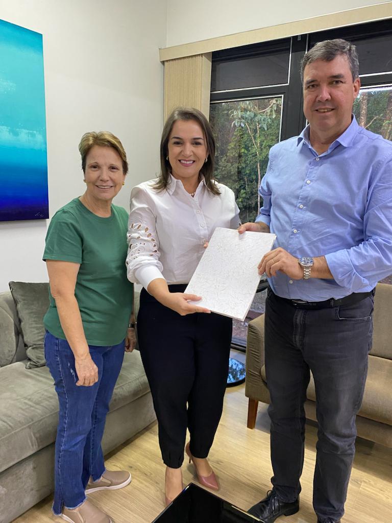 Em entrega do calendário das festividades, Adriane e Riedel reforçam parceria para obras na Capital.