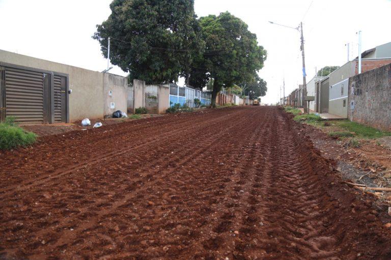 Prefeitura avança com obras de drenagem e pavimentação asfáltica no Residencial Oliveira.