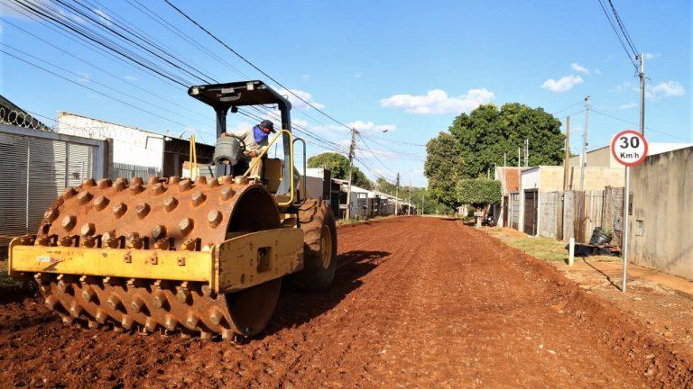 Prefeitura avança com obras de drenagem e pavimentação asfáltica no Residencial Oliveira.