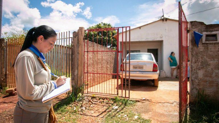 Agentes percorrem casas e comércios reforçando orientações sobre medidas de prevenção e combate à dengue.