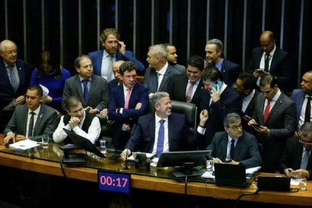 Câmara aprova em 1° turno a PEC da reforma tributária Câmara aprova em 1° turno a PEC da reforma tributária