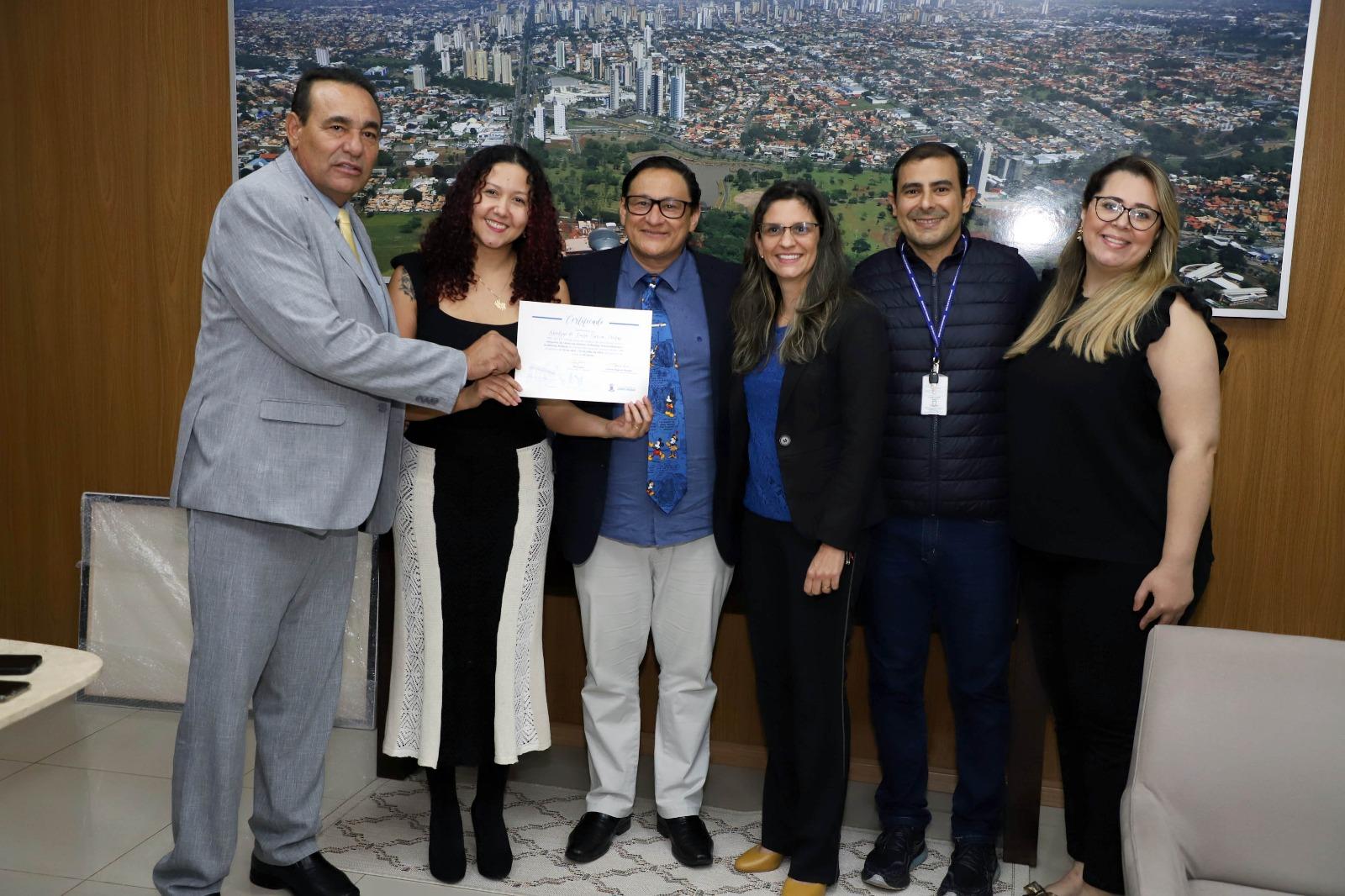 Câmara Municipal certifica trabalho voluntário da intérprete de Libras do vereador Tabosa.