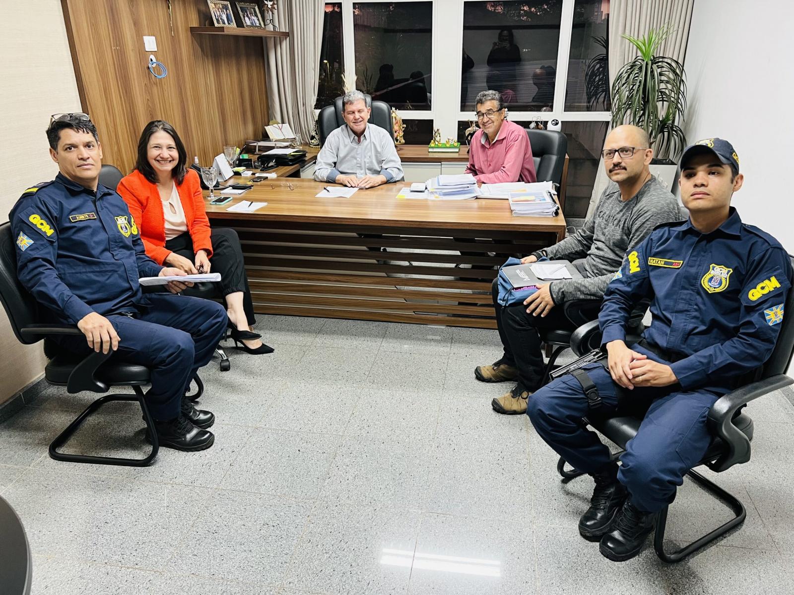 Periculosidade da Guarda: vereadores Luiza Ribeiro e Ayrton Araújo se reúnem com o secretário de governo da prefeitura, João Rocha.