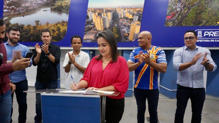 PREFEITA ADRIANE LOPES SANCIONA LEI QUE CONCEDE GRATUIDADE DA TARIFA DO TRANSPORTE PÚBLICO NO DIA DO ENEM E VESTIBULARES DE UNIVERSIDADES PÚBLICAS.