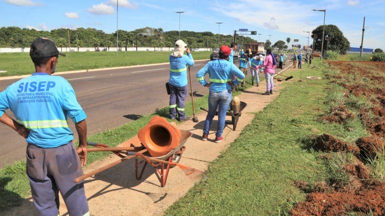 Prefeitura intensifica serviços de limpeza e manutenção em toda cidade.