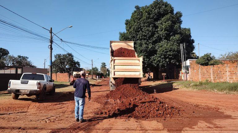 Prefeitura recupera vias não pavimentadas nas regiões do Lagoa, Prosa e Anhanduizinho.