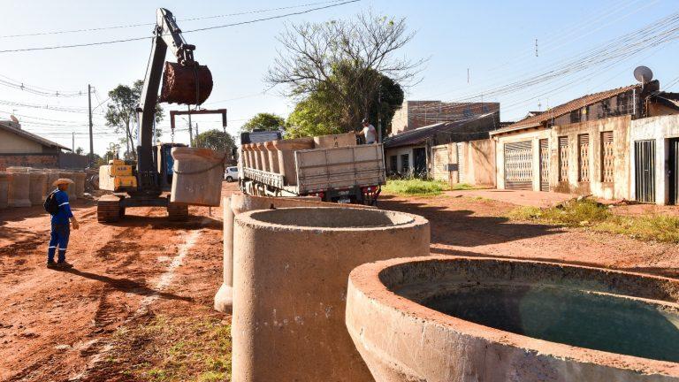 Prefeitura inicia execução de drenagem e pavimentação na Rua dos Gonçalves.