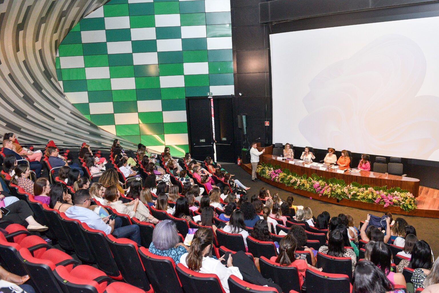 Congresso Nacional de Mulheres Impulsiona Debate Sobre Posição de Gênero em Espaço de Poder.
