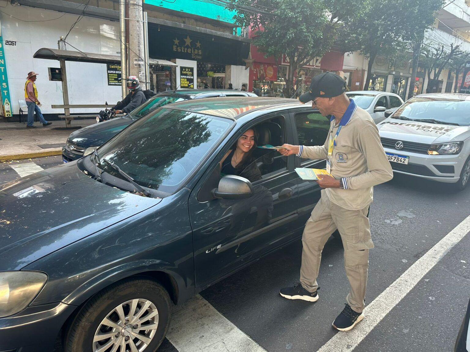 Com blitze educativa nas ruas e terminais, agentes reforçam medidas de prevenção e combate ao Aedes aegypti.