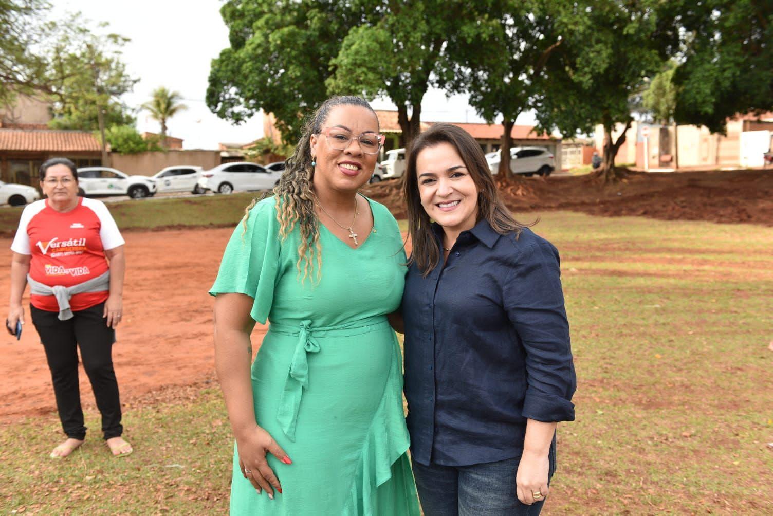 Revitalização de praças esportivas promovem esporte e integração entre famílias e moradores em mais três bairros. 