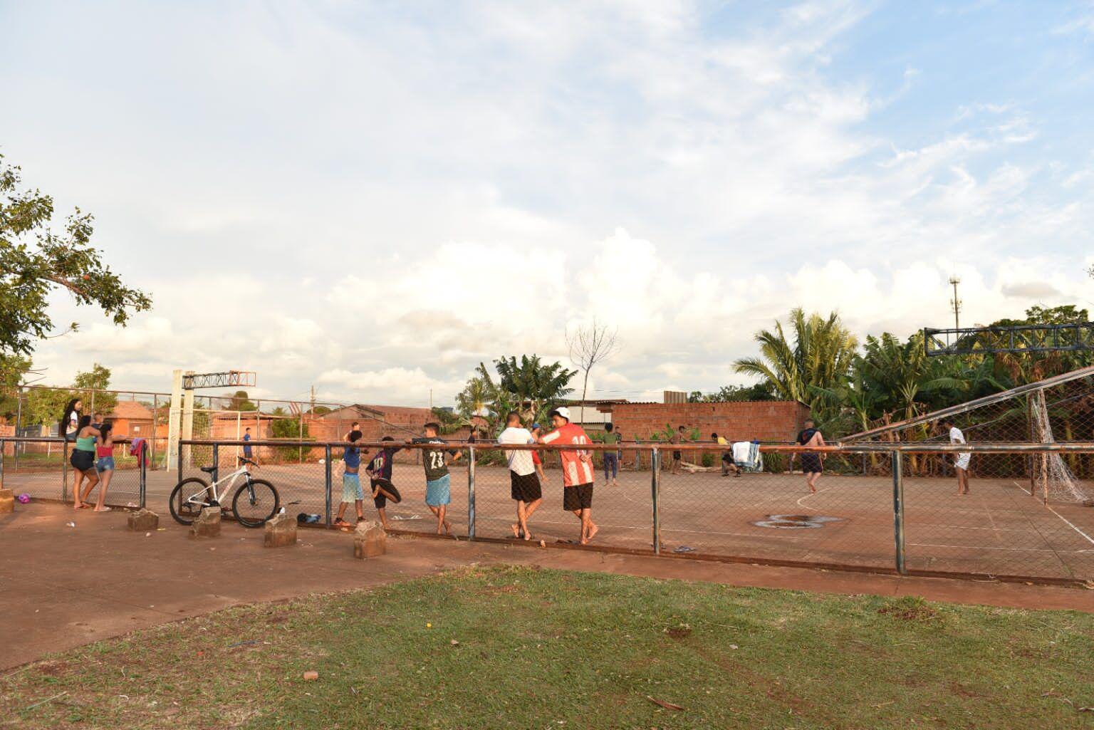 Revitalização de praças esportivas promovem esporte e integração entre famílias e moradores em mais três bairros. 