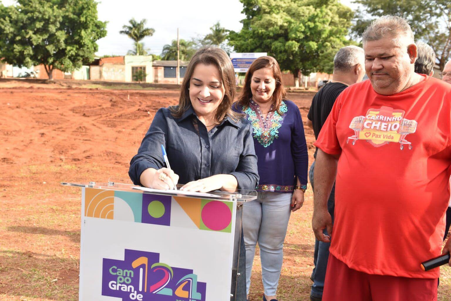 Revitalização de praças esportivas promovem esporte e integração entre famílias e moradores em mais três bairros. 