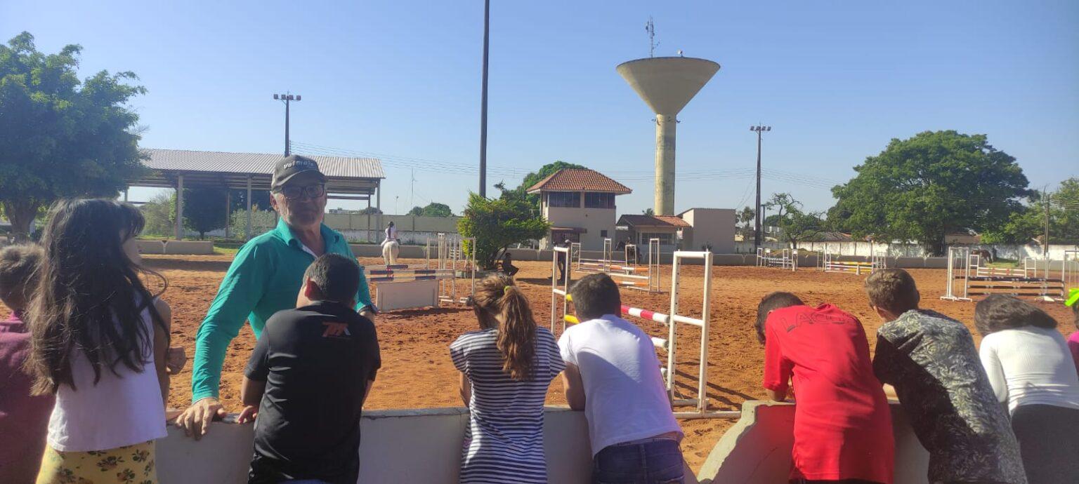 Cras Aeroporto realiza passeio em hípica e reforça autoconfiança de crianças.