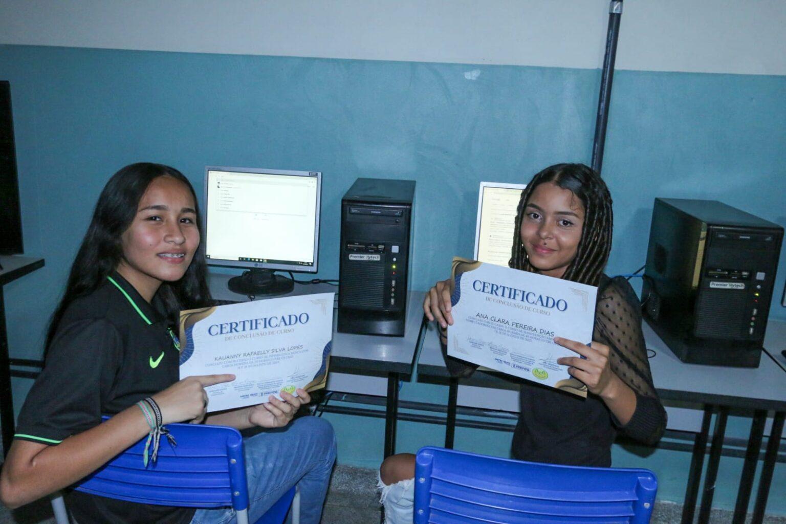 Prefeitura certifica jovens do bairro Taquaral Bosque em Informática.