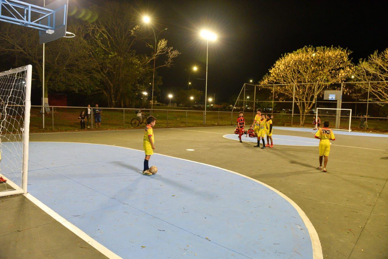 Prefeitura entrega revitalização da iluminação da quadra na Praça da Mata do Jacinto.