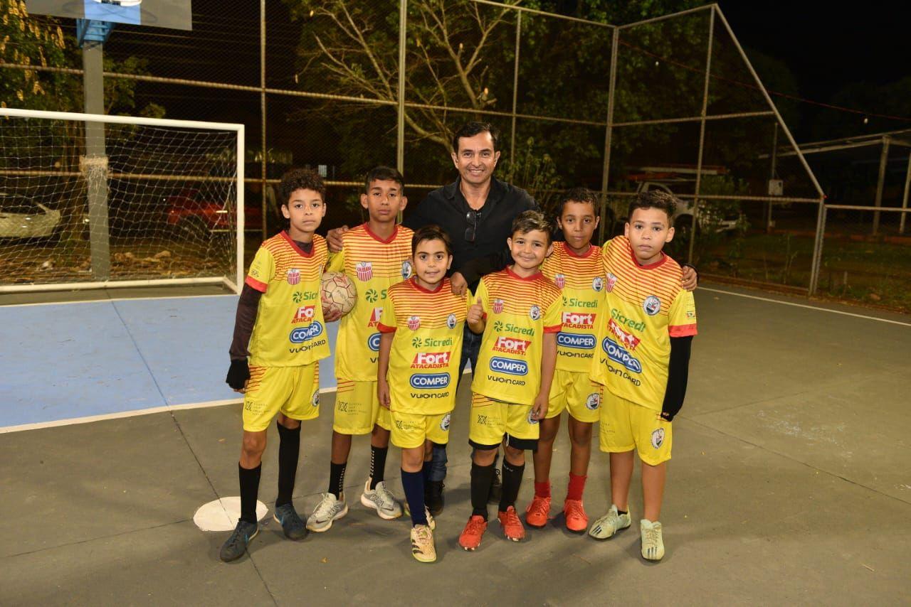 Prefeitura entrega revitalização da iluminação da quadra na Praça da Mata do Jacinto.