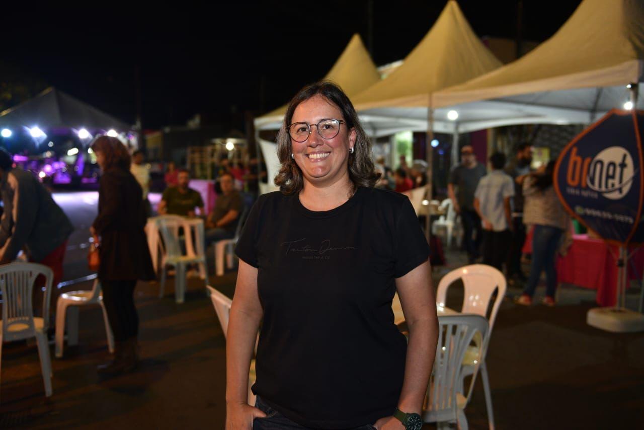 Prefeitura entrega revitalização da iluminação da quadra na Praça da Mata do Jacinto.