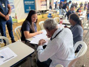 Prefeitura realiza entrega de contratos de regularização fundiária para mais de 320 famílias da Capital.