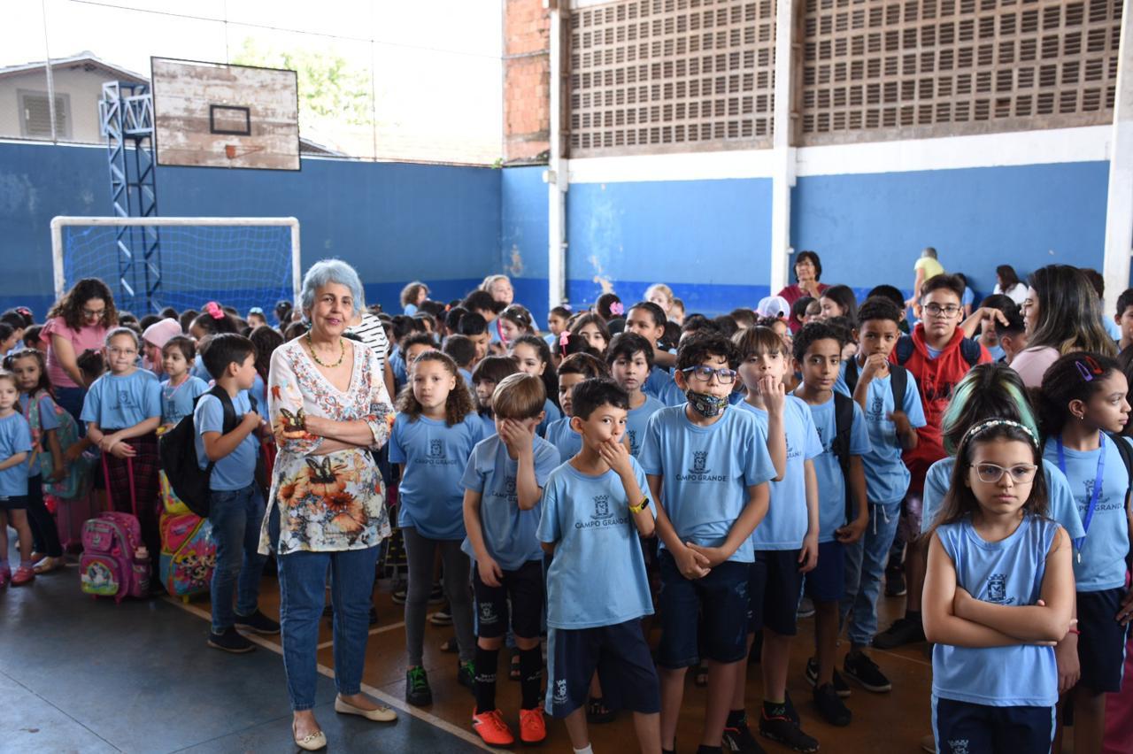 Para motivar alunos, Reme entrega medalhas a destaques do primeiro bimestre na Escola Municipal Padre José de Anchieta.
