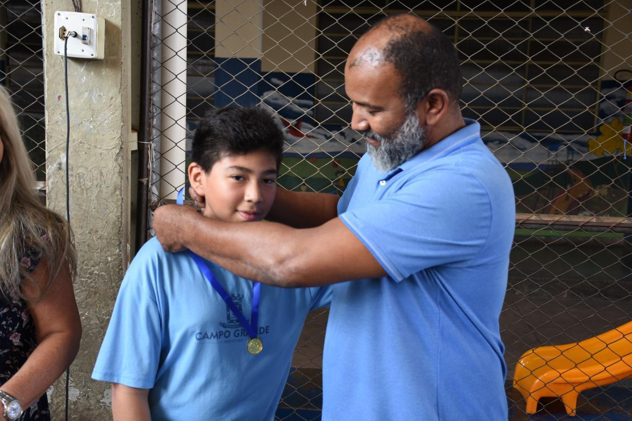 Para motivar alunos, Reme entrega medalhas a destaques do primeiro bimestre na Escola Municipal Padre José de Anchieta.
