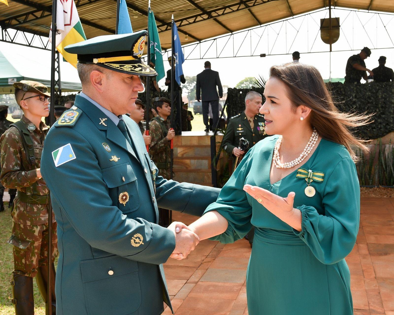 No Dia do Soldado, prefeita Adriane Lopes recebe condecoração do Exército Brasileiro.
