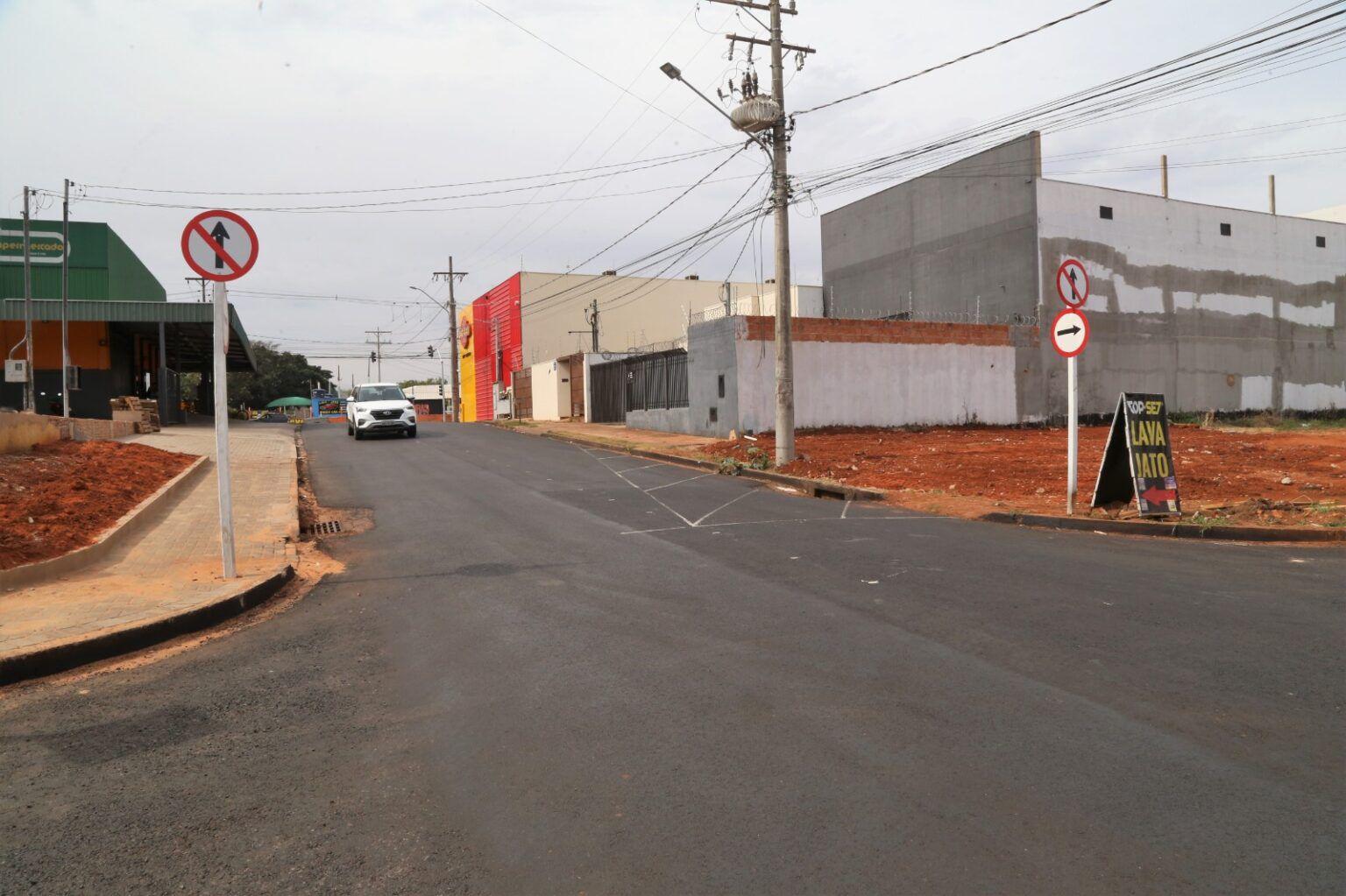 Agetran inicia instalação da nova sinalização da Avenida Três Barras.