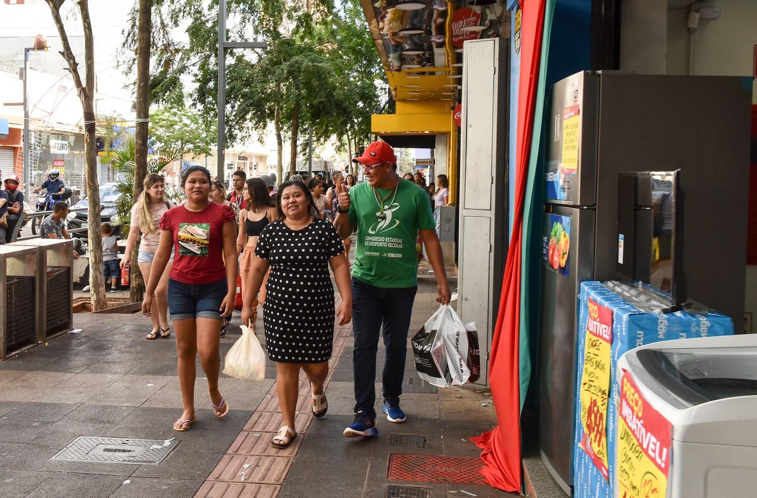 Após o Dia dos Pais, Procon Municipal orienta sobre direitos dos consumidores relacionados a troca de presentes.